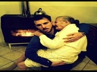 Foto de joven italiano cargando a su abuela enferma de Alzheimer se vuelve viral