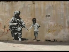 Arte de rua Nova por Banksy. Arte da parede dos grafittis famoso artista britânico Banksy