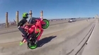 Un couple réalise une figure incroyable en stunt moto